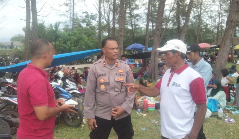 Keuchik Gampong Lama Tuha, Abdullah BD bersama Kapolsek Kuala Batee saat berbicara dengan salah seorang pengunjung