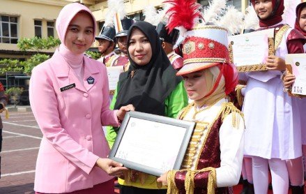 Kapolresta Banda Aceh Berikan Uang Pembinaan kepada Marching Band SD Bhayangkari