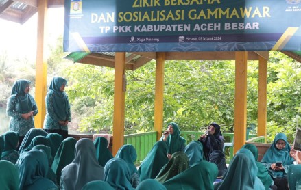 Ustazah Fauziah memberi tausiah pada kegiatan zikir bersama dan sosialisasi Gampong Mawaddah Warahmah (Gammawar) TP PKK Aceh Besar di Komplek Wisata Teupin Balik, Gampong Naga Umbang, Kecamatan Lhoknga, Aceh Besar, Selasa (5/3/2024). FOTO/MC ACEH BESAR
