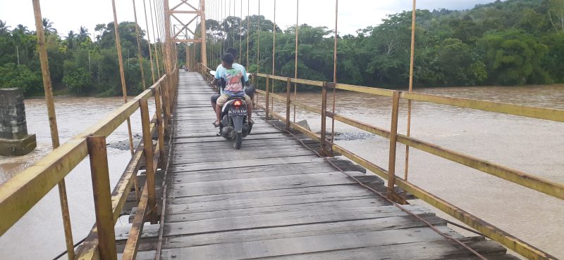 Foto : Seorang Warga saat melintasi jembatan gantung yang berada di desa sarah raya, Kecamatan Pasie Raya, Aceh Jaya, Aceh. Selasa(9/3/2024). Farid Ismullah/Noa.co.id/Foto
