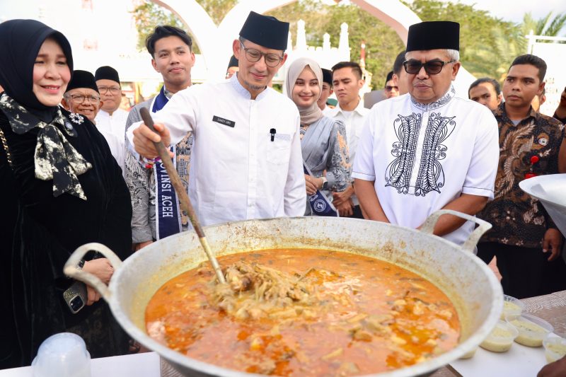 Pj Gubernur Aceh Bustami, mendampingi Menteri Pariwisata dan Ekonomi Kreatif RI, Sandiaga Uno, dalam penutupan Aceh Ramadhan Festival, di Halaman Masjid Raya Baiturrahman, Senin, (1/4/2024). 