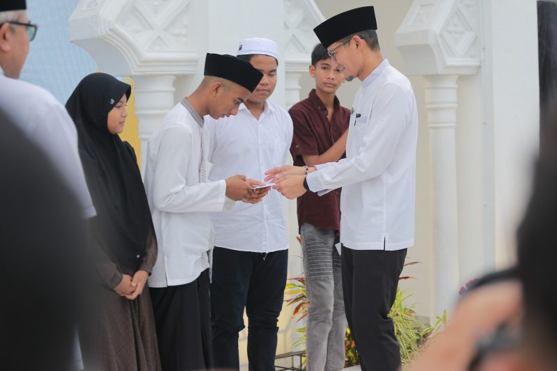 Menteri Pariwisata dan Ekonomi Kreatif Indonesia, Dr. H. Sandiaga Salahuddin Uno, B.B.A., M.B.A., menyerahkan santunan anak yatim pada penutupan Aceh Ramadan Festival 2024 di Mesjid Raya Baiturrahman, 1 April 2024. (Foto: Irfan Aulia Nurdin)