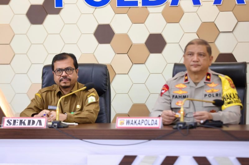 Penjabat Sekretaris Daerah Aceh, Azwardi AP, menghadiri Rapat Koordinasi Lintas Sektoral  Operasi Ketupat Seulawah 2024, di Aula Machdum Sakti Polda Aceh, Selasa, (02/04/2024). 