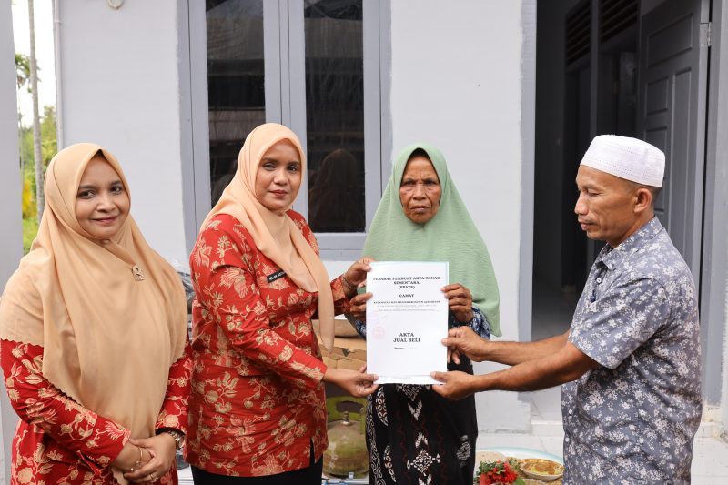 Pembina DWP Aceh, Mellani Subarni meresmikan rumah sangat sederhana bantuan Dharma Wanita Persatuan (DWP) Aceh si Lamteuba Droe, Kecamatan Seulimum, Aceh Besar, (02/04/2024).