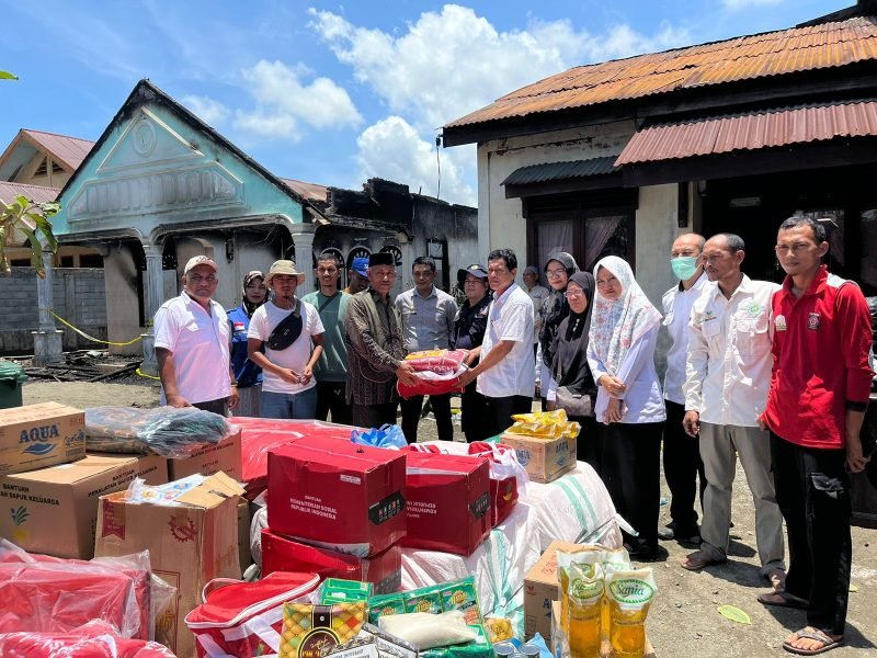 Pemkab Aceh Barat Salurkan Bantuan Masa Panik untuk Korban Kebakaran di Ujong Drien. 