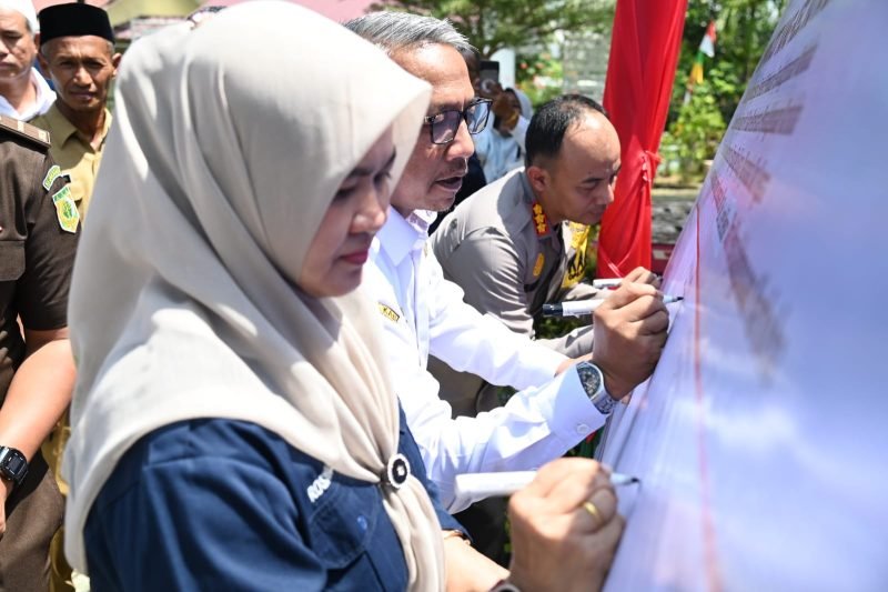 Asisten I Sekdakab Aceh Besar, Farhan AP, Kapolresta Banda Aceh, Kombespol Fahmi Irwan Ramli tandatangani MoU Gampong Cot Yang Bebas Narkoba di Halaman Meunasah Gampong Cot Yang, Kecamatan Kuta Baro, Aceh Besar, Rabu (03/04/2024).