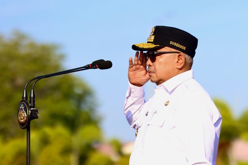 Penjabat Gubernur Aceh, Bustami, SE, M.Si, menjadi Inspektur pada Apel Gelar Pasukan Operasi Ketupat Seulawah 2024 dalam rangka Pengamanan Idul Fitri 1445 H di Wilayah Aceh, di  Lapangan Upacara Mapolda Aceh, Rabu, (3/4/2024). 