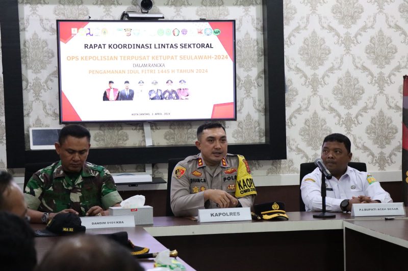 Sekda Aceh Besar Drs Sulaimi MSi mendampingi Kapolres Aceh Besar AKBP Dhani Catra Nugraha SIK MH, saat rapat koordinasi lintas sektor, di Aula Mapolres Aceh Besar, Kota Jantho, Rabu (3/4/2024).