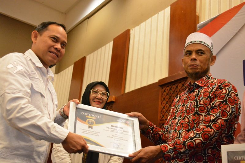 Kepala Dinas Pengendalian Penduduk Keluarga Berencana Pemberdayaan Perempuan dan Perlindungan Anak Kabupaten Aceh Besar Drs Fadlan menerima penghargaan gampong terbaik untuk Gampong Terbaik Keluarga Berkualitas Tahun 2024 yang diraih Gampong Meunasah Baro Kemukiman Lamlhom, Kecamatan Lhoknga, 

di Hermes Hotel Banda Aceh, Rabu (03/04/2024).