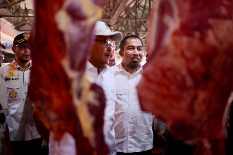 Pj Gubernur Aceh Bustami, SE, M.Si Pj. Bupati Aceh Besar Muhammad Iswanto, SSTP, MM memantau harga daging  Sapi Jelang Idul fitri di Pasar Induk Lambaro Aceh Besar, (6/4/2024). 