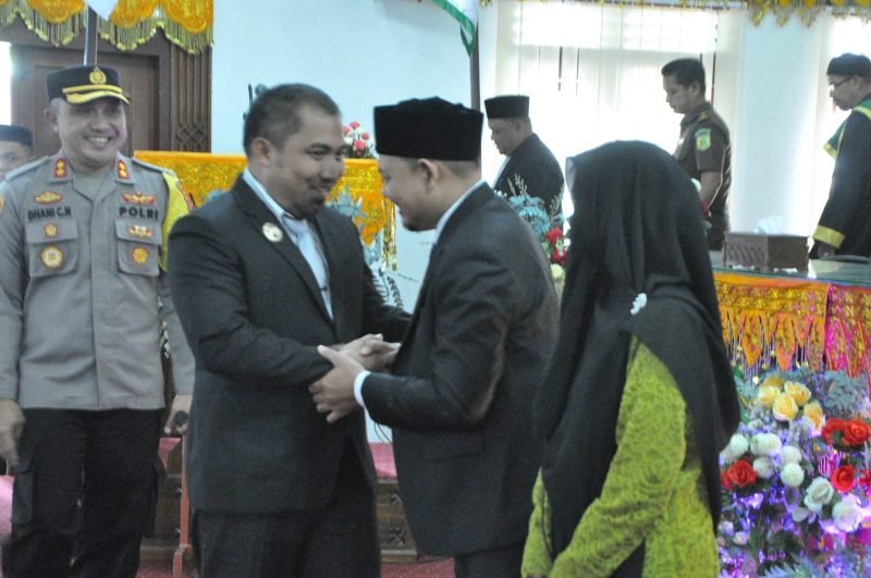 Pj Bupati Aceh Besar Muhammad Iswanto SSTP MM, saat memberikan ucapan selamat kepada Muliadi ST selaku anggota baru DPRK Aceh Besar, di Gedung DPRK Aceh Besar Kota Jantho, Jumat (5/4/2024) sore.