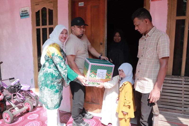 Pj Bupati Aceh Besar Muhammad Iswanto SSTP MM bersama Pj Ketua PKK Aceh Besar Cut Rezky Handayani SIP, didampingi Plt Kadis Sosial Aceh Besar, Aulia Rahman SSTP MSi, saat menyalurkan bantuan sosial kepada seorang lansia, di Kuta Baro, Aceh Besar, Minggu (7/4/2024).
