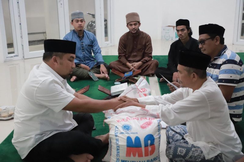 Pj Bupati Aceh Besar, Muhammad Iswanto SSTP MM, menunaikan zakat fitrah untuk keluarga besar Meuligoe Bupati Aceh Besar, di Meunasah RT 1 Gampong Jantho Baru, Kota Jantho, Minggu (07/04/2024) malam bakda shalat tarawih.
