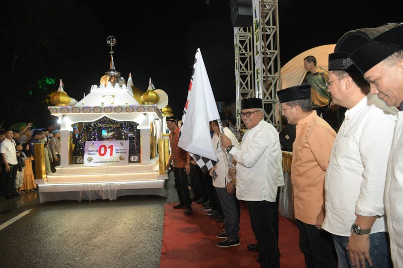 Gubernur Aceh, Bustami Bersama Forkopimda Plus Melepas Peserta Pawai Takbir Keliling Idul Fitri 1445 H/2024 M di halaman Masjida Raya Baiturrahman, Banda Aceh, Selasa (09/04/2024). 