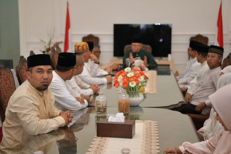 Pj. Gubernur Aceh, Bustami bersama Ketua PKK Aceh, Mellani Subarni, Pj. Sekda Aceh, Azwardi dan Pj. Bupati Aceh Besar, Muhammad Iswanto serta sejumlah Kepala SKPA Silaturrahmi Idul Fitri 1445 H 2024 M di Kediaman Pangdam Iskandar Muda, Niko Fahrizal , Rabu (10/04/2024). 