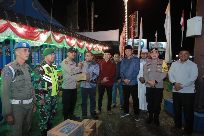 Pj Bupati Aceh Besar Muhammad Iswanto SSTP MM dan Forkopimda foto bersama para petugas saat meninjau kesiapan pos pengamanan Lebaran 2024 di Lambaro, Ingin Jaya, Aceh Besar, Selasa (9/4/2024/ malam.