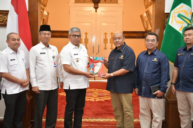 Pj. Gubernur Aceh, Bustami, SE. M. Si didampingi Asisten Administrasi Umum Sekda Aceh, Dr. Iskandar AP, Inspektorat Aceh, Jamaluddin dan Kepala Badan Pengelolaan Keuangan Aceh, Reza Saputra Menerima Audiensi Kepala Perwakilan DJPb Wilayah Aceh dan Rombongan di Meuligoe Pendopo Gubernur Aceh, Rabu (17/04/2024).