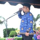 Pj Bupati Aceh Besar Muhammad Iswanto SSTP MM sebagai pembina memberikan penghormatan bendera Merah Putih dalam upacara Apel Gabungan di halaman Kantor Bupati Aceh Besar, Kota Jantho, Selasa (17/04/2024).