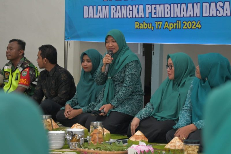 Pj Ketua TP-PKK Aceh Besar Cut Rezky Handayani memberi sambutan dan pembinaan Dasawisma PKK di Gampong Baet Lampuot, Kecamatan Suka Makmur, Aceh Besar, Rabu (17/04/2024).
