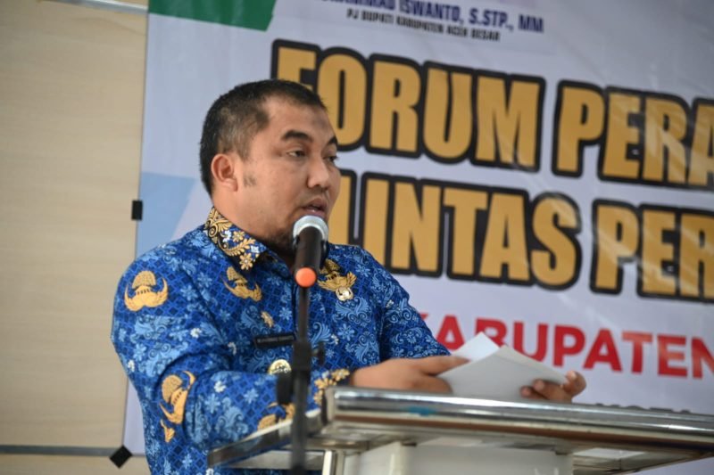 Pj Bupati Aceh Besar Muhammad Iswanto SSTP MM memberi sambutan dan arahan dalam kegiatan Forum Perangkat Daerah/Forum Lintas Perangkat Daerah RKPD di Aula Bappeda Aceh Besar, Kota Jantho, Rabu (17/04/2024).