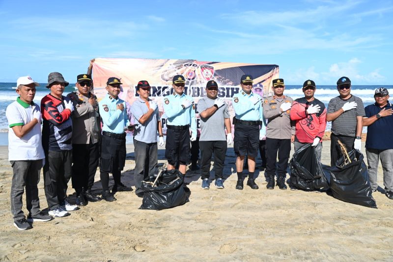 Sekdakab Aceh Besar, Drs Sulaimi MSi bersama Pomabvid Poldda Aceh melaksanakan gotong royong aksi 1 jama pungut sampah di Pantai Pulo Kapuk, Kecamatan Lhoknga, Aceh Besar, Minggu (21/04/2024).