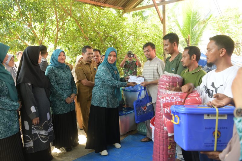 Ketua TP PKK Aceh, Mellarni Subarni didampingi Ketua TP PKK Aceh Besar dan PJ DWP Aceh, menyerahkan bantuan korban terdampak kebarakan di desa Menasah Mayang Kec. Krueng Barona Jaya Aceh Besar, (22/4/2024).