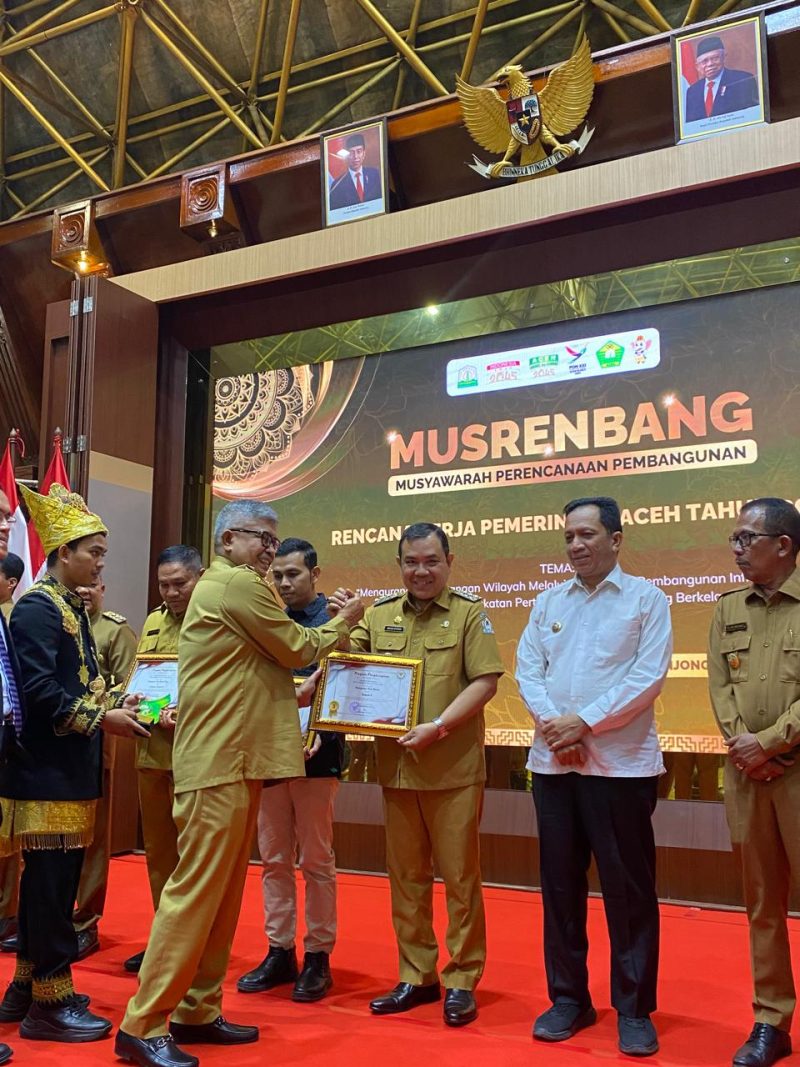 Pemkab Aceh Barat Raih Anugerah Prof A. Madjid Ibrahim ke-X dalam Bidang Perencanaan dan Pencapaian Daerah.