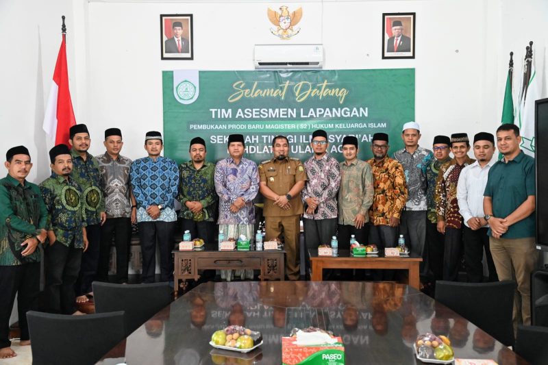 Pj Bupati Aceh Besar, Muhammad Iswanto SSTP MM, Pimpinan Pesantren Mahyal Ulum Al-Aziziyah, Tgk H Faisal Ali foto bersama usai acara pembukaan Prodi Magister (S2)
STISNU, di Pesantren Mahyal Ulum Al-Aziziyah Gampong Dilib Bukti, Kecamatan Sukamakmur, Aceh Besar, Selasa (23/04/2024).