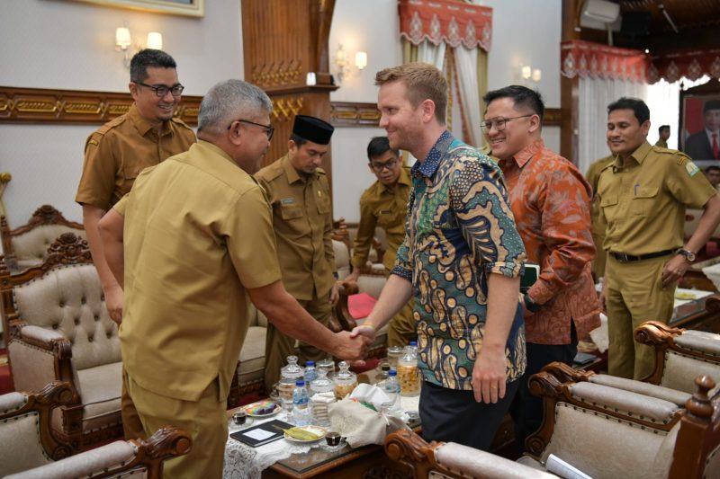 Pj. Gubernur Aceh, Bustami, SE. M. Si didampingi Plh. Asisten I Pemerintahan, Kadis DPMTSP, Kadis DPMG dan Karo Hukum Setda Aceh, Menerima Kunjungan Political Counsellor dan Political Officer Kedubes Inggris di Jakarta, Meuligoe Gubernur Aceh, Selasa, (23/04/2024).