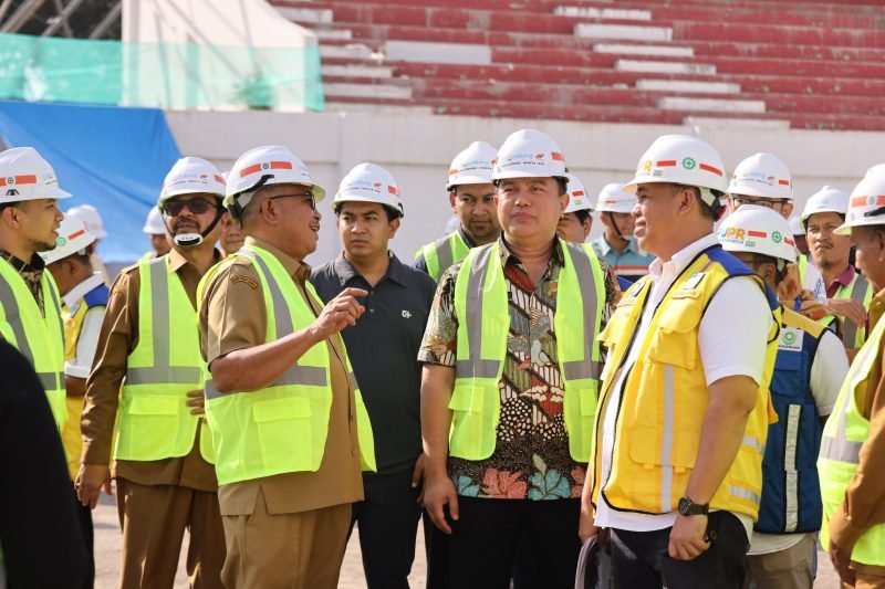 Pj Gubernur Aceh, Bustami Hamzah meninjau progres pengerjaan venue PON XXI/2024 di Stadion Harapan Bangsa, Lhoong Raya, Banda Aceh, Selasa (23/4/2024). 