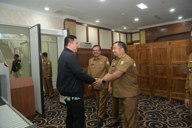 Pj Bupati Aceh Besar Muhammad Iswanto, turut mendampingi Pj Gubernur Aceh Bustami Hamzah, menyambut kedatangan Inspektur Jenderal Kementerian Dalam Negeri RI Komjem Pol Tomsi Tohir Balaw, saat tiba di VIP Bandara Internasional Sultan Iskandar Muda, Blang Bintang, Aceh Besar, Selasa (22/4/2024).