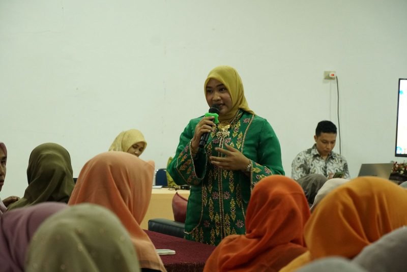 Bunda Paud Aceh Besar Cut Rezky Handayani SIP MM, saat memaparkan dan menjelaskan program-program peningkatan kualitas pendidikan usia dini (PAUD) di Kabupaten Aceh Besar, di Dekranasda Aceh Besar, Selasa (23/4/2024) siang.