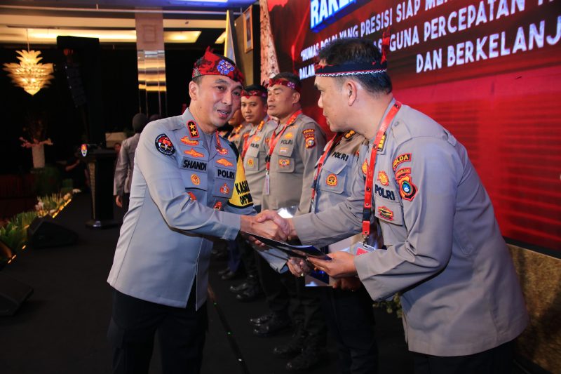 Kadiv Humas Polri Beri Penghargaan untuk Tujuh Anggota dengan Nilai Sertifikasi Kompetensi Terbaik.