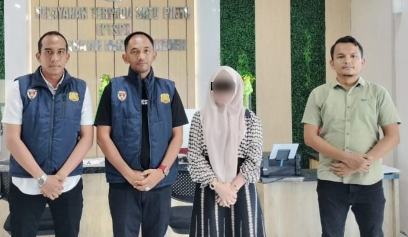 Penyidik Polda Aceh Serahkan Tersangka Kasus Promosi Judi Online ke JPU. 