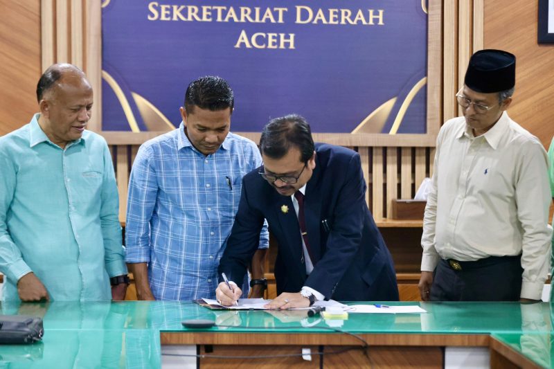 Penjabat Sekretaris Daerah Aceh sekaligus Ketua Tim Anggaran Pemerintah Aceh (TAPA), Azwardi AP, M.Si., melakukan Penandatanganan Kesepakatan Hibah antara Pemerintah Aceh dan Panitia Pengawas Pemilihan (Panwaslih) Aceh, di Ruang Rapat Sekda, Kamis (25/4/2024).