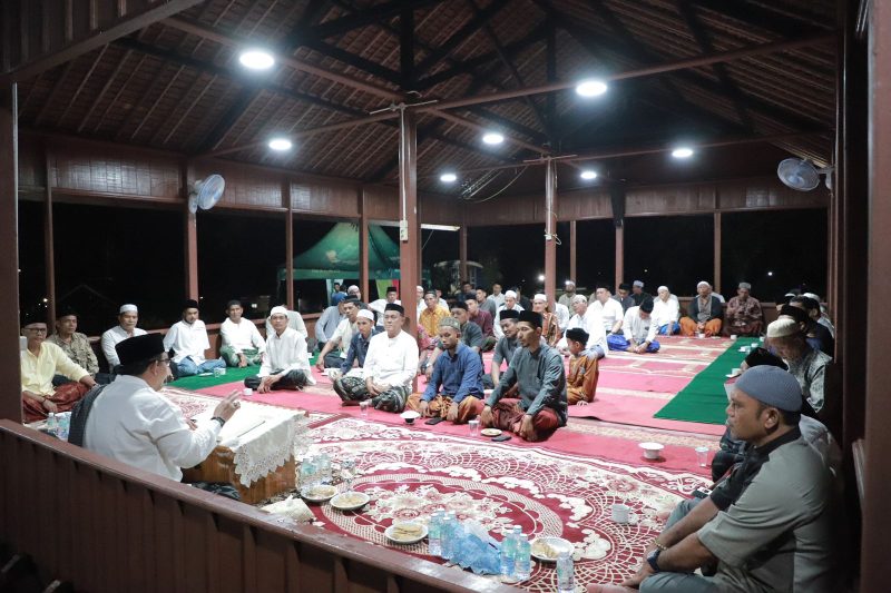 Setelah diliburkan selama Bulan Ramadhan 1445 H, halaqah atau pengajian rutin di Balee Beut Meuligoe Bupati Aceh Besar kembali ramai jamaah, Kamis (25/04/2024) malam.