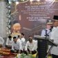 Foto : Pj Gubernur Aceh Bustami Hamzah (Pertama Kanan) dalam sambutannya pada peringatan Haul ke-339 Syekh Abdurrauf As-Singkili, di Masjid Agung Singkil, Jum’at (26/4/2024) malam, Aceh Singkil, Aceh, Farid Ismullah/Noa.co.id
