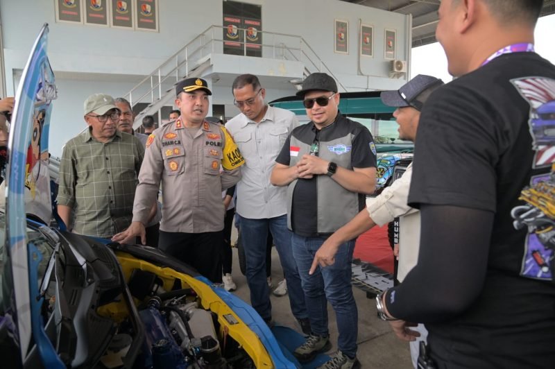 Assisten I Sekda Aceh Besar, Danlanud IM beserta Kapolres Aceh Besar, dan Ketua IMI Aceh Kunjungi stand Kontes Mobil, di Lanud Sultan Iskandar Muda, Blang Bintang, Aceh Besar, Sabtu (27/04/2024).