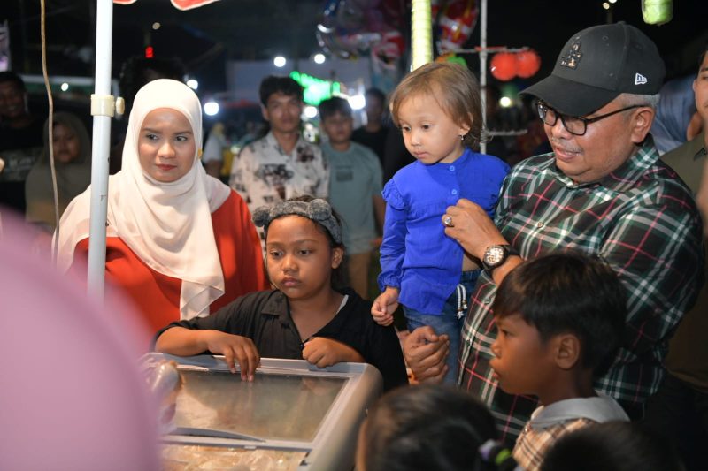 Kunjungi Bazar UMKM, Pj Gubernur dan Istri Berbagi Ceria via Es Krim dan Kembang Gula.