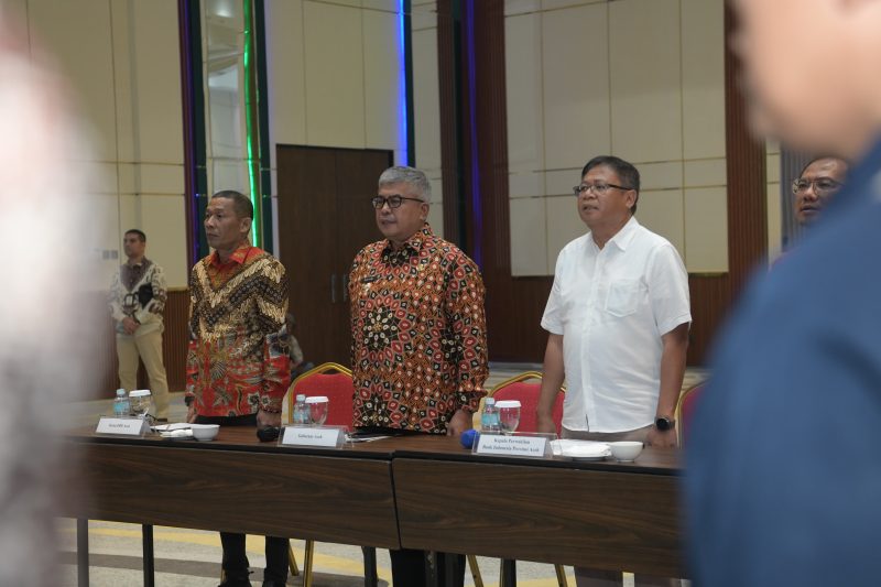 Pj. Gubernur Aceh, Bustami, SE, M.Si didampingi Ketua DPR Aceh, Zulfadli membuka kegiatan High Level Meeting tingkat Provinsi  dan gerakan pengendalian Inflasi pangan  di Hotel Parkside Takengon, Senin (29/04/2024). 