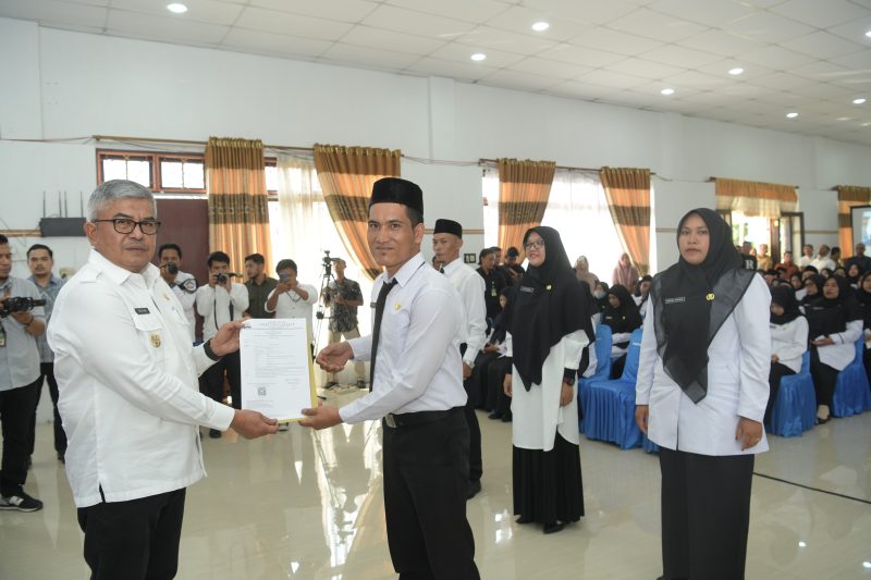 Pj. Gubernur Aceh, Bustami, SE, M.Si Melantik sekaligus menyerahkan SK ASN dan PPPK Pemerintah Aceh di aula Pendopo Bupati  Aceh Tengah, Senin (29/4/2024). 
