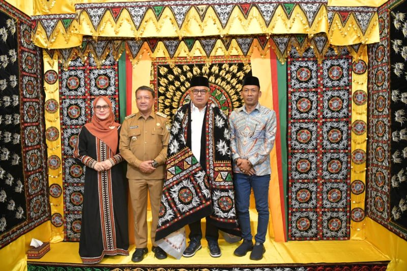 Pj. Gubernur Aceh, Bustami,SE, M.Si didampingi Ketua DPRA Zulfadli di sambut dengan tarian Munalo yang merupakan tarian tradisional Suku Gayo untuk menyambut tamu istimewa setelah itu mengikuti prosesi tepung tawar yang merupakan pemberkat bagi dirinya di Pendopo Bupati Aceh Tengah, Takengon, Senin, (29/04/2024). 