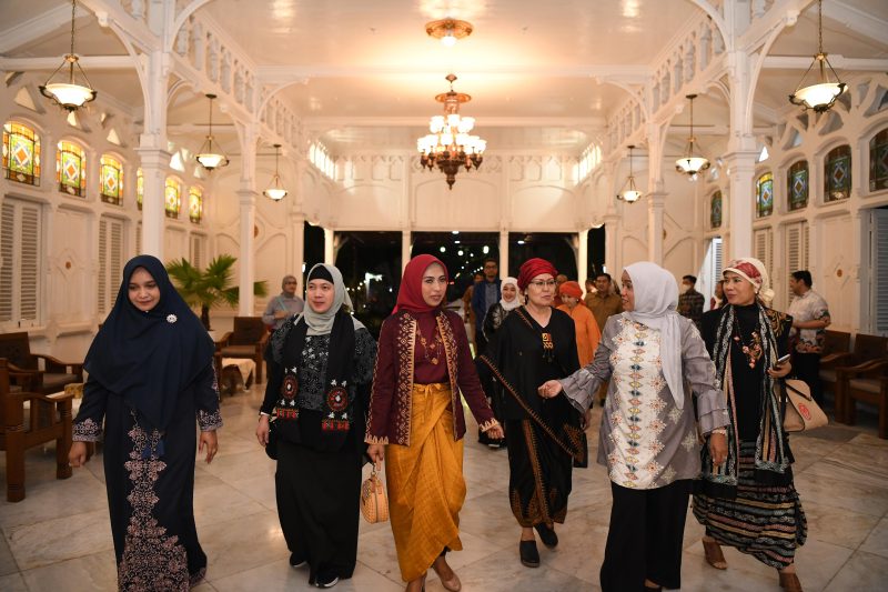 Pj Ketua Dekranasda Aceh, Mellani Subarni, menjamu makan malam bersama Ketua Dekranas Bidang Manajemen Usaha Sri Suparni dan Rombongan dalam kunjungan kerjanya di Aceh, Senin (29 April 2024).