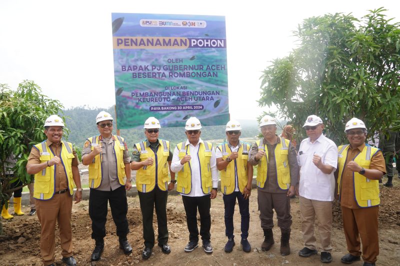 Pj. Gubernur Aceh, Bustami, SE, M.Si bersama Ketua DPRA Zulfadli, A.Md, Kapolda Aceh Irjen Pol Achmad Kartiko, Pangdam Iskandar Muda Mayjen TNI Niko Fahrizal M.Tr (Han) Kajati Aceh Drs. Joko Purwanto, SH meninjau pembangunan Bendungan Keureuto, Paya Bakong, Aceh Utara, Selasa (30/04/2024).