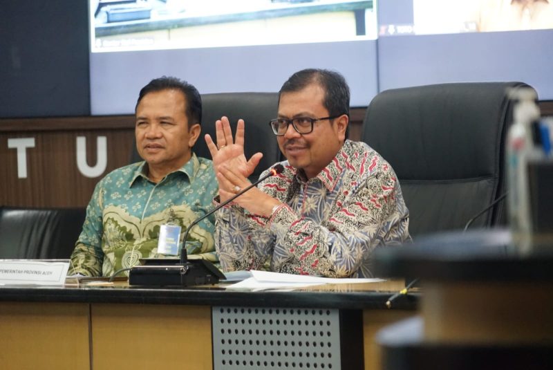 Pj Sekda Aceh Azwardi Abdullah AP M.Si didampingi Kepala Dinas Pertanahan Aceh Ir Sunawardi M.Si, saat mengikuti Rapat Koordinasi Percepatan Pelaksanaan PSN Penyediaan Lahan bagi Mantan Kombatan GAM, di Gedung Bina Graha, Kantor Staf Presiden, Jakarta Pusat, Selasa, 30 April 2024.