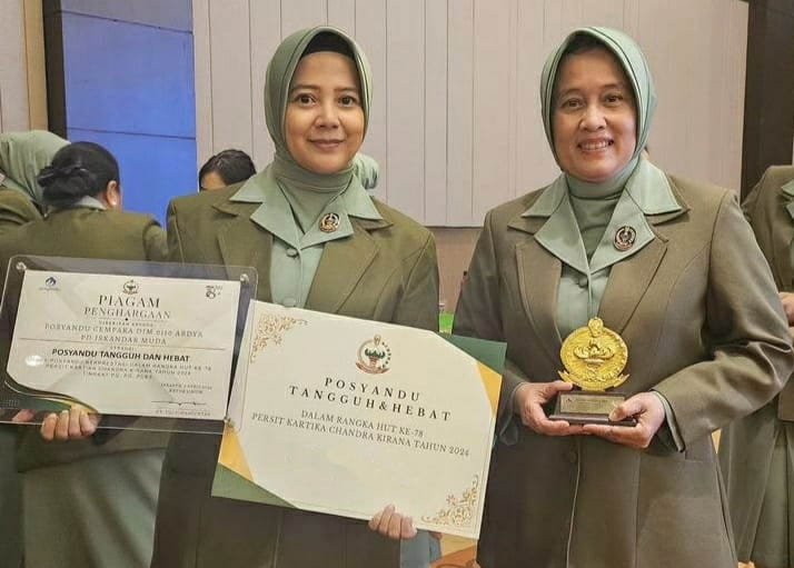 Keterangan foto : 
(kiri) Ketua Persit Kodim Abdya Ny. Agriany Beni Maradona dan (kanan) Ketua Persit Korem 012 Teuku Umar Ny. Inggrid Deni Gunawan menerima piala penghargaan juara Posyandu tingkat TNI AD pada acara puncak peringatan HUT ke-78 Persit KCK di Bali