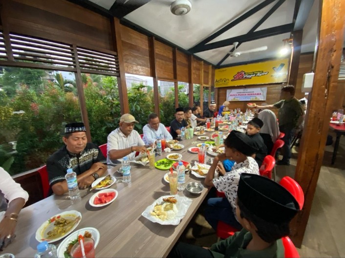 Pengurus dan pimpinan media anggota Serikat Perusahaan Pers (SPS) Provinsi Aceh menggelar buka puasa bersama anak yatim di Rumah Makan Paga Ayee, Lambaro, Kabupaten Aceh Besar, Jum'at, 05 April 2024.