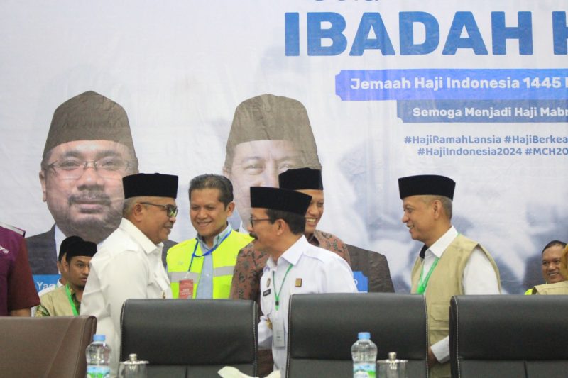 Pj. Gubernur Aceh, Bustami Hamzah (Pertama Kiri ) bersama Kepala Kantor Wilayah Kementerian Hukum dan HAM Aceh, Meurah Budiman (Ketiga Kanan) saat pelepasan jemaah calon Haji Kelompok Terbang (Kloter) 1 Embarkasi Aceh tahun 1445 H/ 2024 M di Aula Jeddah, Asrama Haji Embarkasi Aceh,(29/5/2024). (Foto | HO-Kemenkumham Aceh).