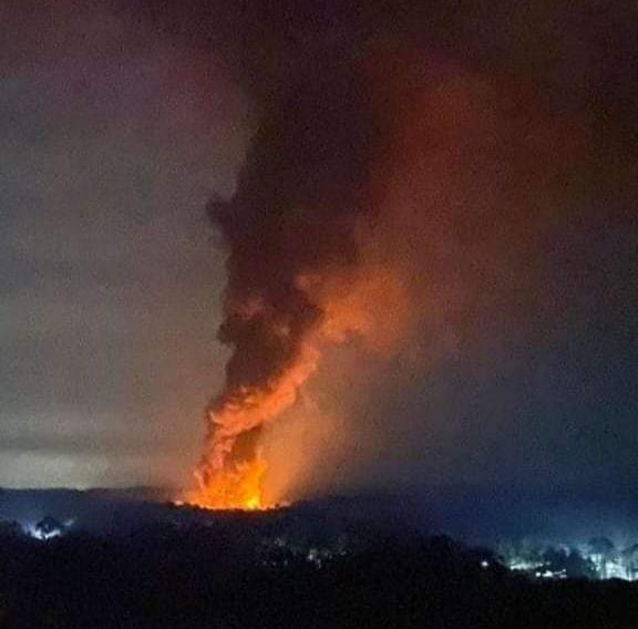 Api terlihat membumbung tinggi dalam kebakaran sumur minyak Ilegal di Aceh Timur. Foto : dokumen warga untuk NOA.co.id