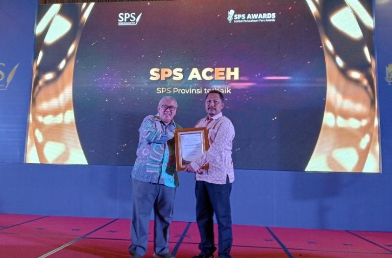 Ketua SPS Pusat Januar P Ruswita menyerahkan penghargaan SPS Terbaik tahun 2024 kepada Ketua SPS Aceh Muktarrudin Usman, SE pada SPS Awards 2024 di Hotel Ciputra Jakarta Barat, Selasa malam (30/04/2024). Foto: dok SPS Aceh.